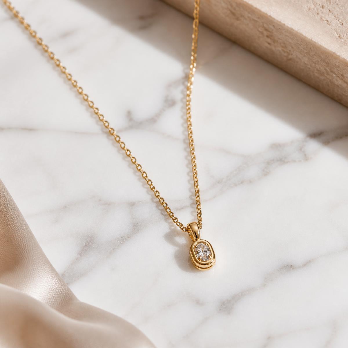 Collar de oro italiano sobre mármol